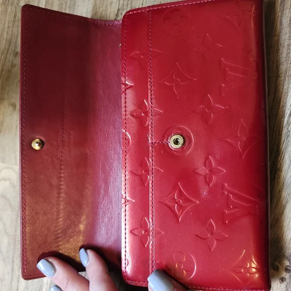 Authentic LOUIS VUITTON VERNIS RED WALLET - Picture 5 of 13